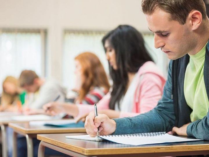 Ученики девятых и одиннадцатых классов смогут сдать в два раза меньше экзаменов в будущем году