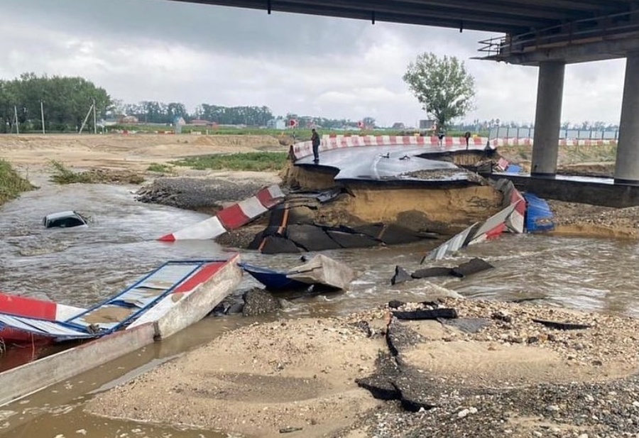 Санаторий с детьми в Анапе затопило