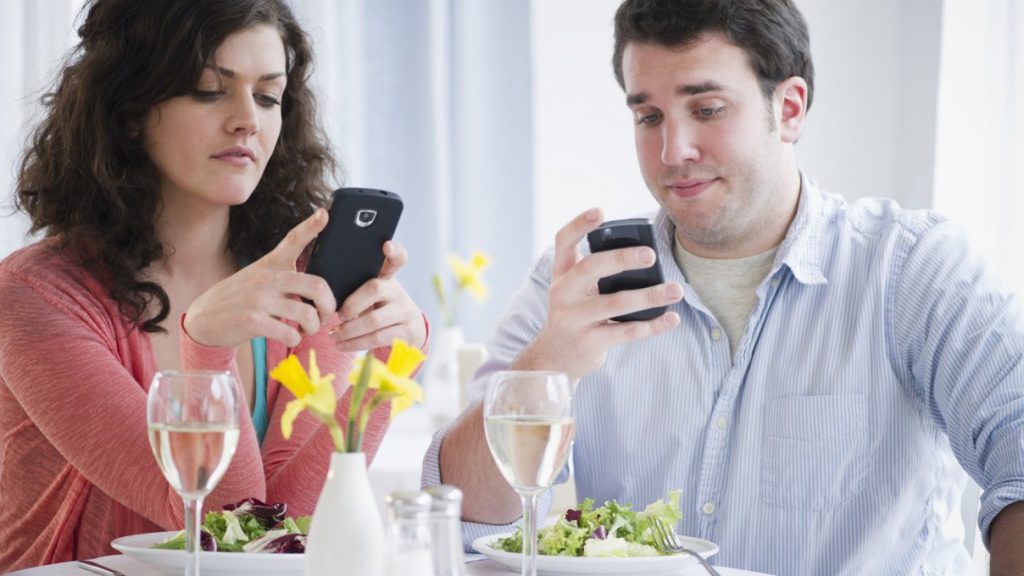 Ученые рассказали об опасности постоянного чтения плохих новостей