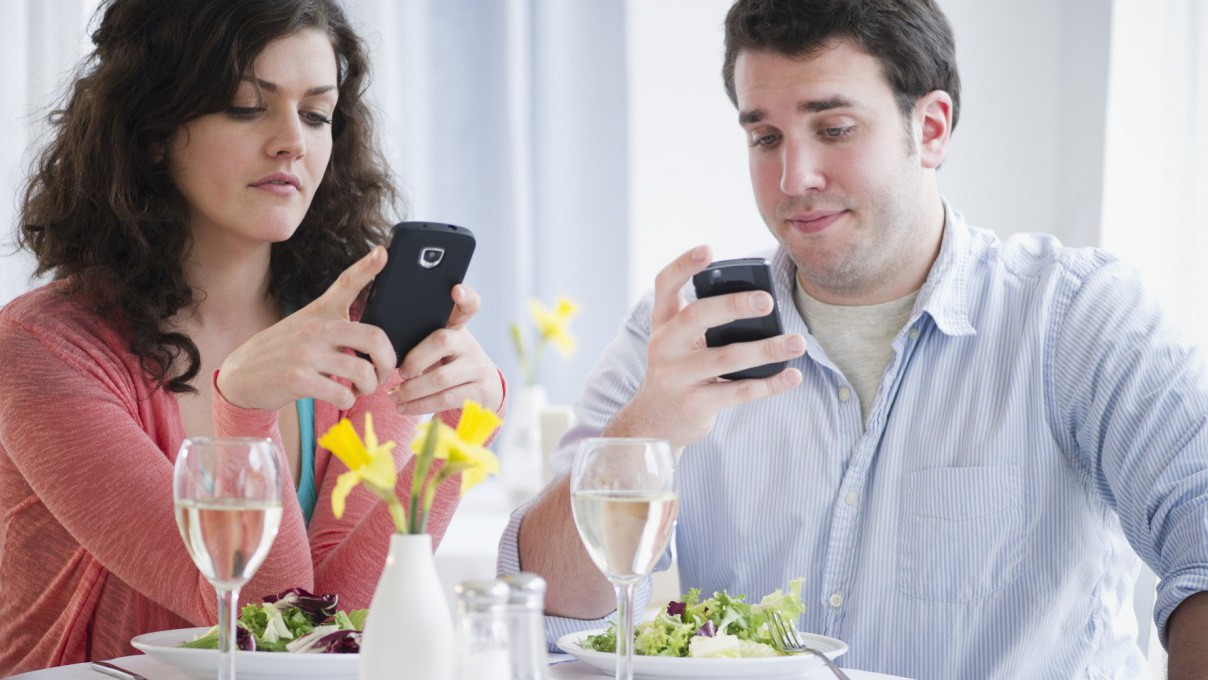 Ученые рассказали об опасности постоянного чтения плохих новостей