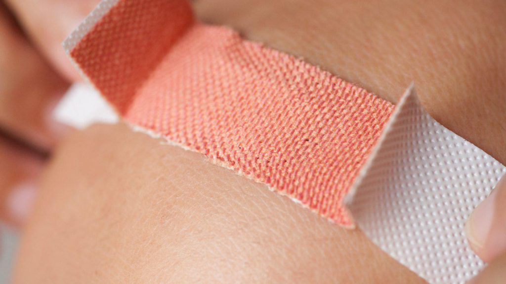 Создан пластырь, заживляющий раны ударами тока