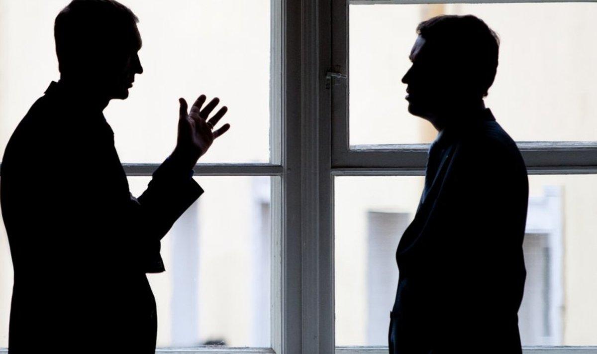 Ученые объяснили связь между сплетнями и карьерным продвижением